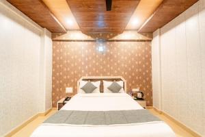 Una cama o camas en una habitación de Balaji Excellency Resort