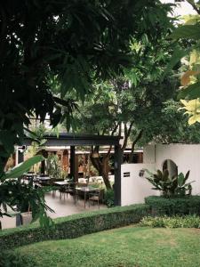 Pong TalongにあるThe Memory Khaoyaiの庭園内のパビリオン(テーブル、椅子付)