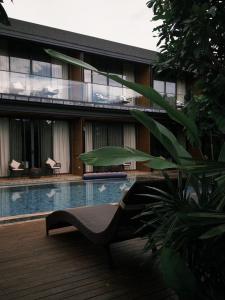 Pong TalongにあるThe Memory Khaoyaiの建物の隣にスイミングプール(ベンチ付)
