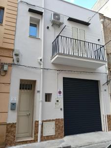 un edificio con puerta de garaje y balcón en Wellness House, en Bagheria 15 fotos más