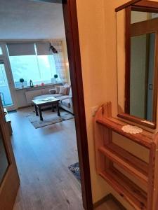 ein Wohnzimmer mit einem Spiegel und einem Tisch in der Unterkunft Ferienwohnung Relax 5 in Hahnenklee-Bockswiese