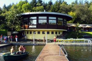 eine Gruppe von Menschen in einem Boot vor einem Gebäude in der Unterkunft Ferienwohnung Relax 5 in Hahnenklee-Bockswiese