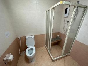 een badkamer met douche en toilet bij Spacious and peaceful 3 bedrooms detached house inside Bangkok in Ban Klong Plad Kriang +42 foto's