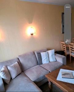 ein Wohnzimmer mit Sofa und Tisch in der Unterkunft Ferienwohnung Relax 5 in Hahnenklee-Bockswiese + 4 Fotos
