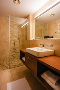 Un baño con lavabo y ducha en Wellness hotel Horal, Velké Karlovice, en Velké Karlovice