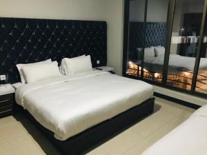 Un dormitorio con una cama grande y un espejo grande. en Hotel Emerlad Crown, en Dargai