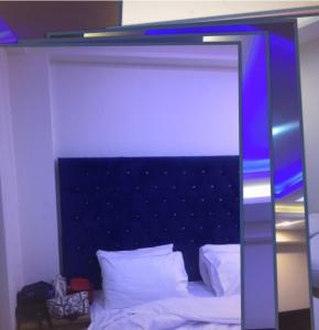 Un dormitorio con una cama con cabecero negro. en Hotel Emerlad Crown, en Dargai