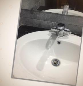 Un lavabo de baño blanco con un grifo. en Hotel Emerlad Crown, en Dargai