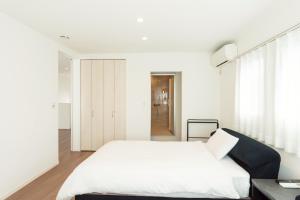 Un pat sau paturi într-o cameră la スターレジデント