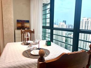 uma mesa de jantar com vista para a cidade a partir de um quarto em Shanghai Hongmin Inn em Xangai