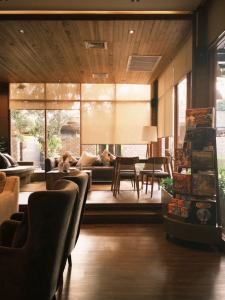 Pong TalongにあるThe Memory Khaoyaiのソファとテーブルと椅子のあるリビングルーム