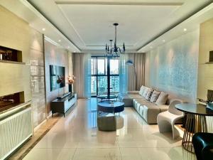 uma sala de estar com um sofá e uma mesa em Shanghai Hongmin Inn em Xangai