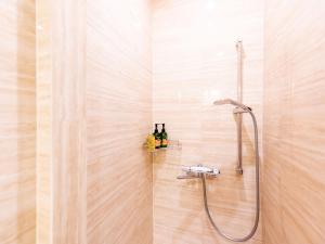 Un baño con ducha con dos botellas de champán. en FARM SIDE - Vacation STAY 24148v, en Tsumagoi 25 fotos más