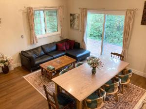 una sala de estar con una mesa y un sofá en FARM SIDE - Vacation STAY 24148v, en Tsumagoi