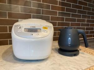 una licuadora sentada en un mostrador junto a una tetera en FARM SIDE - Vacation STAY 24148v, en Tsumagoi