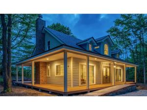 una casa grande con un gran porche delantero en FARM SIDE - Vacation STAY 24148v, en Tsumagoi