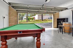 einem Billardtisch in der Mitte einer Garage in der Unterkunft Among The Vines in North Rothbury