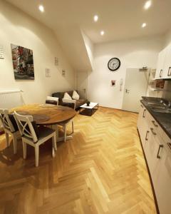 a kitchen and dining room with a wooden table and a kitchen and a living room at Ferienwohnung Kotterer - Innenstadt Speyer in Speyer