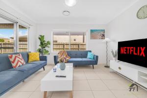 TV a/nebo společenská místnost v ubytování Five Bedrooms Near Schofields Station Direct Access to Sydney University & Parramatta