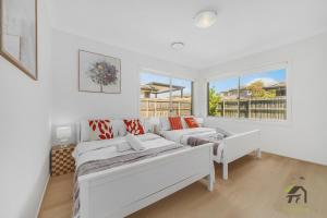 Postel nebo postele na pokoji v ubytování Five Bedrooms Near Schofields Station Direct Access to Sydney University & Parramatta