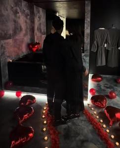 a man standing in a store looking at a mannequin at tour des étoiles love room in Trévoux +10 photos