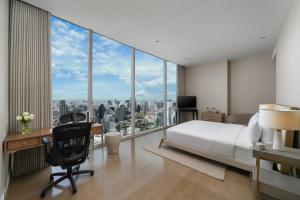 バンコクにあるMagnolias Ratchadamri Boulevard Serviced Residencesのベッドと机と椅子のある寝室 +36枚の写真