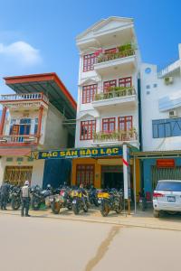 Un grupo de motocicletas estacionadas frente a un edificio. en Thuỳ Dương Hotel Cao Bằng, en Bảo Lạc