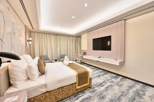 TV a/nebo společenská místnost v ubytování Pavilion Palace Hotel