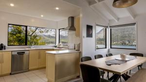 Imagen de la galería de Perfect on Perkins - Lake views, en Frankton