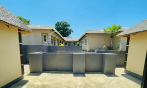 UlundiHinterlandLodge的享有房子庭院的景色