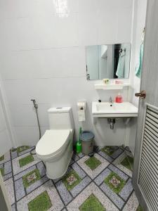 een badkamer met toilet en wastafel bij Bird Hostel Chiangrai in Chiang Rai