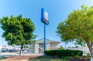 ein k rite hilfezeichen vor einem Gebäude in der Unterkunft Motel 6-Farmington Hills, MI - Northwest - Farmington Hills in Farmington Hills