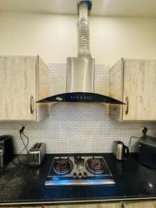 Η κουζίνα ή μικρή κουζίνα στο Modern House with Xbox Quick Drive to DHA Raya