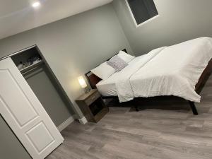 Ένα ή περισσότερα κρεβάτια σε δωμάτιο στο Bright & Cozy Basement Retreat