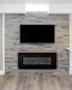 Μια τηλεόραση ή/και κέντρο ψυχαγωγίας στο Bright & Cozy Basement Retreat