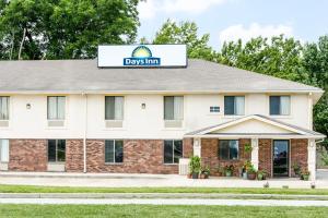 a days inn niagara on the lake building at Days Inn by Wyndham Warrensburg in Warrensburg