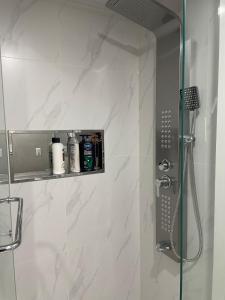 Ένα μπάνιο στο Bright & Cozy Basement Retreat