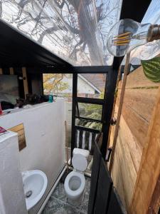 Koupelna v ubytování The Glass house + 11 fotografií