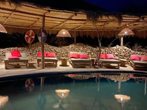 La pileta dentro o cerca de Maasai Sacred Site - Africa Amini Life