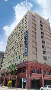 花莲市Hi-YES Hotel Hualien的一座前面有招牌的大楼