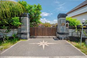 a driveway with a star painted on it at Moringa Pandawa Guest House in Ungasan