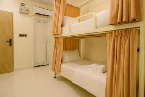 Ένα ή περισσότερα κρεβάτια σε δωμάτιο στο 3 Raahi Varanasi +6 φωτογραφίες