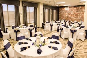 Un restaurant sau alt loc unde se poate mânca la Radisson Hotel River Falls +33 fotografii