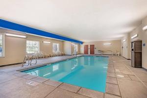 Bazén v ubytování Comfort Inn & Suites Morgan - South Ogden nebo v jeho okolí