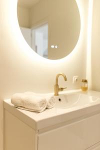 a bathroom with a sink and a mirror at Studio&Stay Room in Ghent