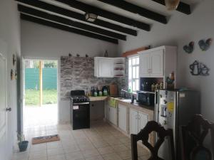 Η κουζίνα ή μικρή κουζίνα στο The House of the Hummingbird in Siguatepeque +28 φωτογραφίες