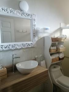 Ένα μπάνιο στο The House of the Hummingbird in Siguatepeque