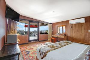 Un dormitorio con una cama grande y una ventana grande en Sky Suites, en Seminyak 72 fotos más