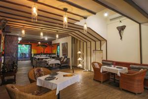 Un restaurante con mesas y sillas en una sala. en Sky Suites, en Seminyak