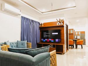 Μια τηλεόραση ή/και κέντρο ψυχαγωγίας στο Crescent Stays Banjara Hills - Service Apartments